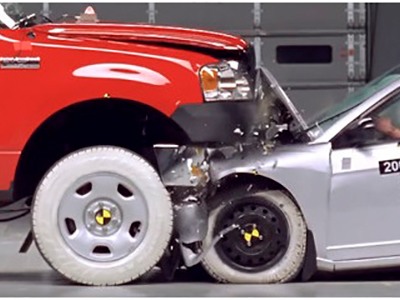 Es más probable sobrevivir a un choque contra un SUV que contra una pick-up